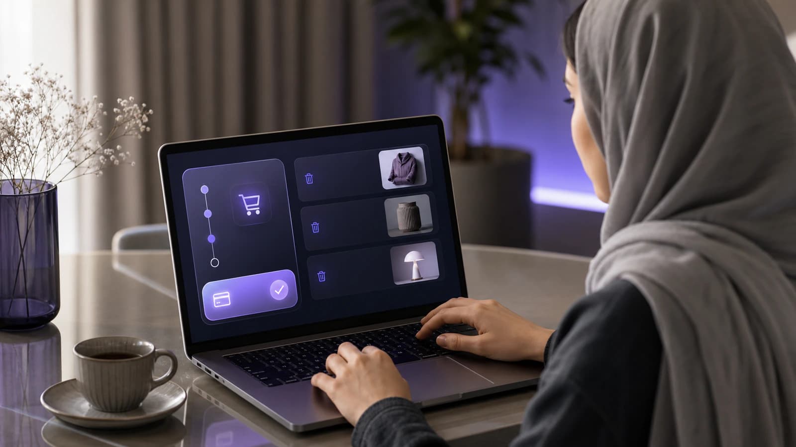 خریدار آنلاین در حال بررسی سبد خرید پیش از ثبت سفارش